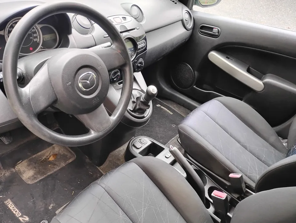 Mazda Mazda2 2012 photo 3
