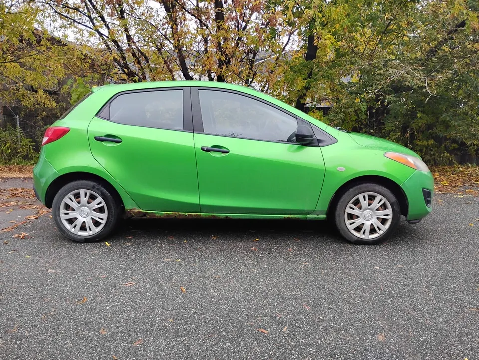 Mazda Mazda2 2012 photo 2