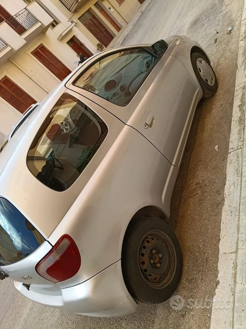 Toyota Yaris 2000 photo 2