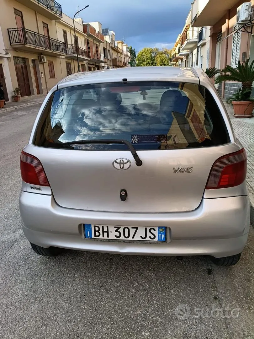 Toyota Yaris 2000 photo 3
