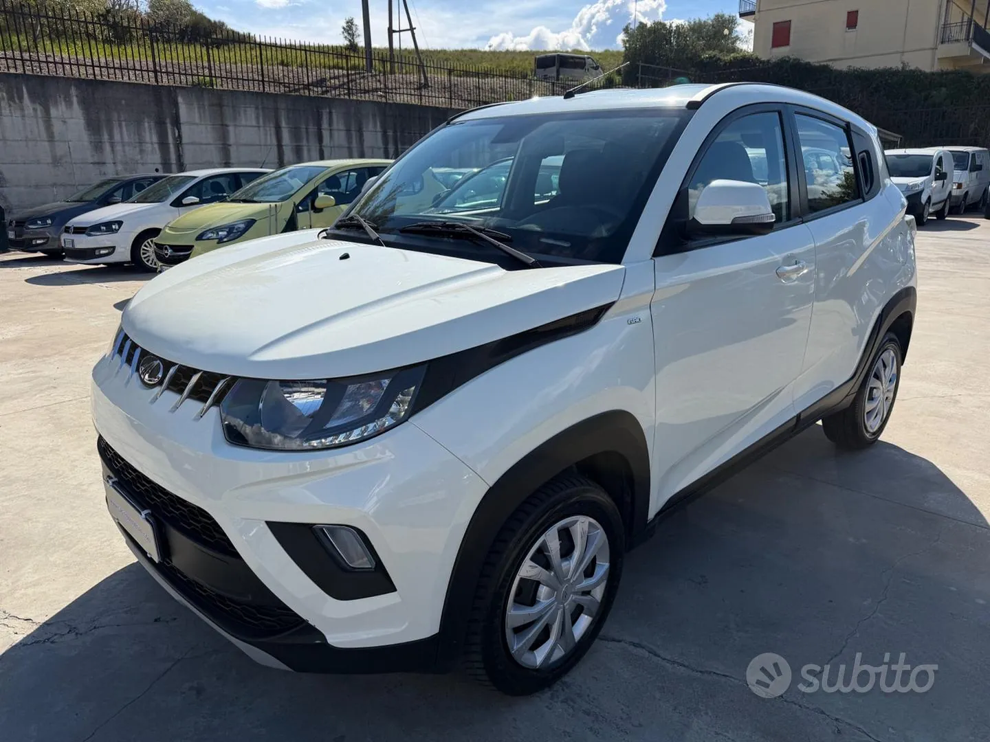 Mahindra Kuv100 2023 photo 2