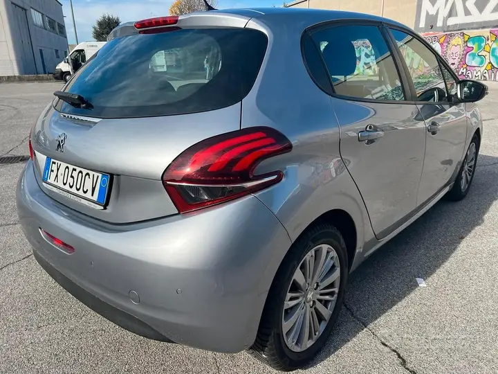 Peugeot 208 2019 photo 3