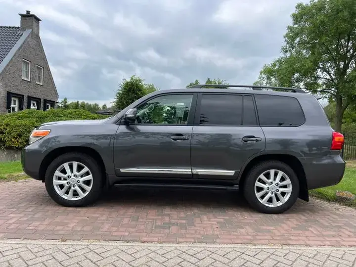 Toyota Land Cruiser 200