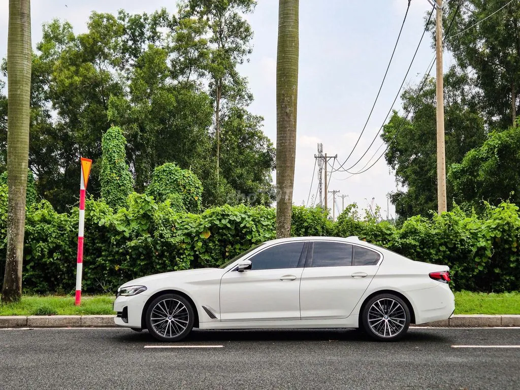 BMW 5 Series 2022 photo 2
