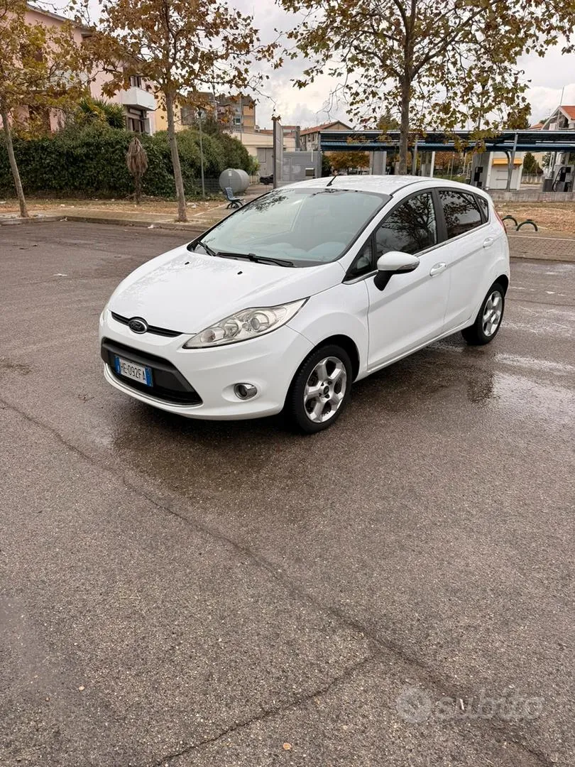 Ford Fiesta 2010 photo 2