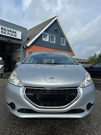 Peugeot 208 2014 photo 2