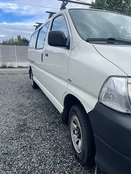 Toyota Hiace 2010 photo 2