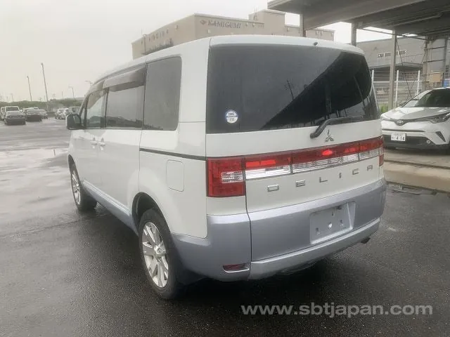 Mitsubishi Delica D:5 2011 photo 3