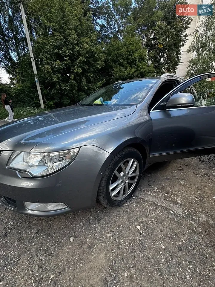 Skoda Superb 2012 photo 3
