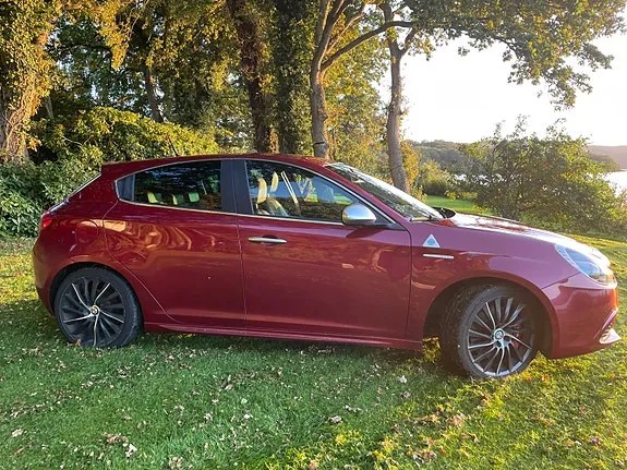 Alfa Romeo Giulietta 2012 photo 4