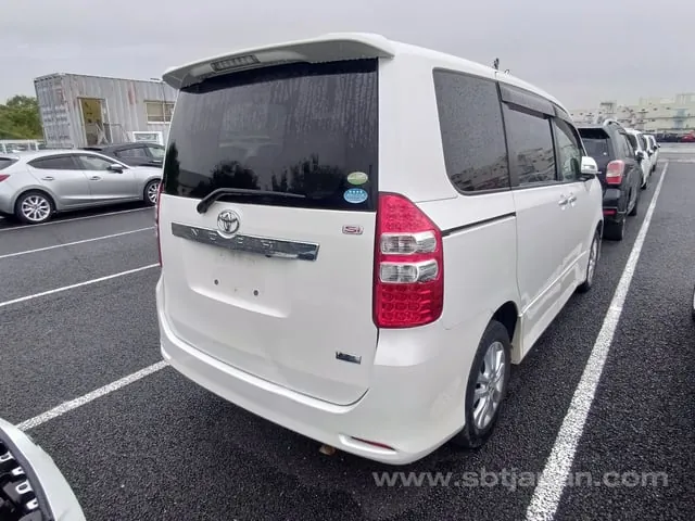 Toyota Noah 2012 photo 4