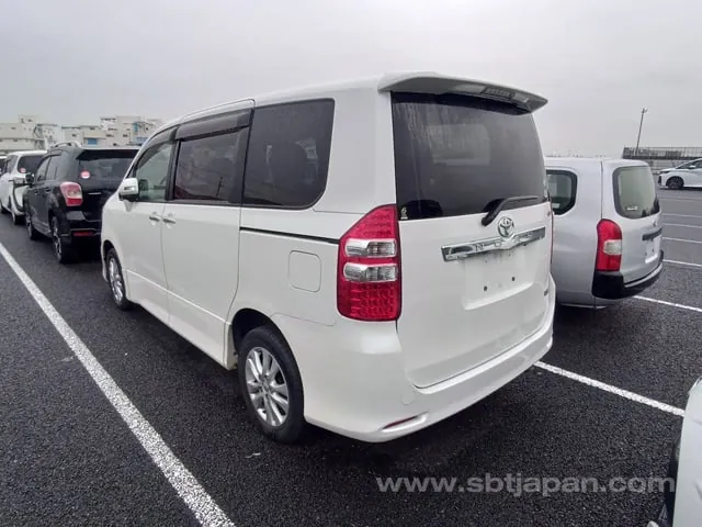 Toyota Noah 2012 photo 3