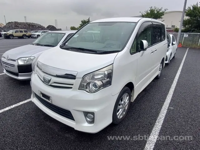 Toyota Noah 2012 photo 2