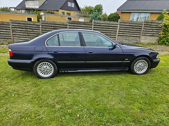 BMW 523I