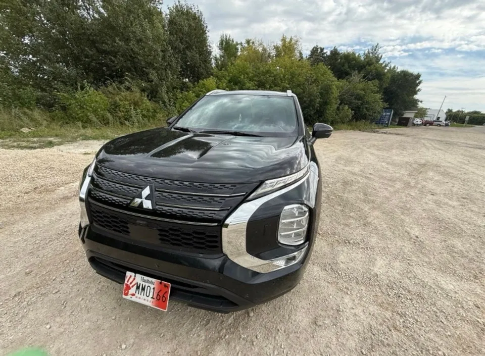 Mitsubishi Outlander 2023 photo 2