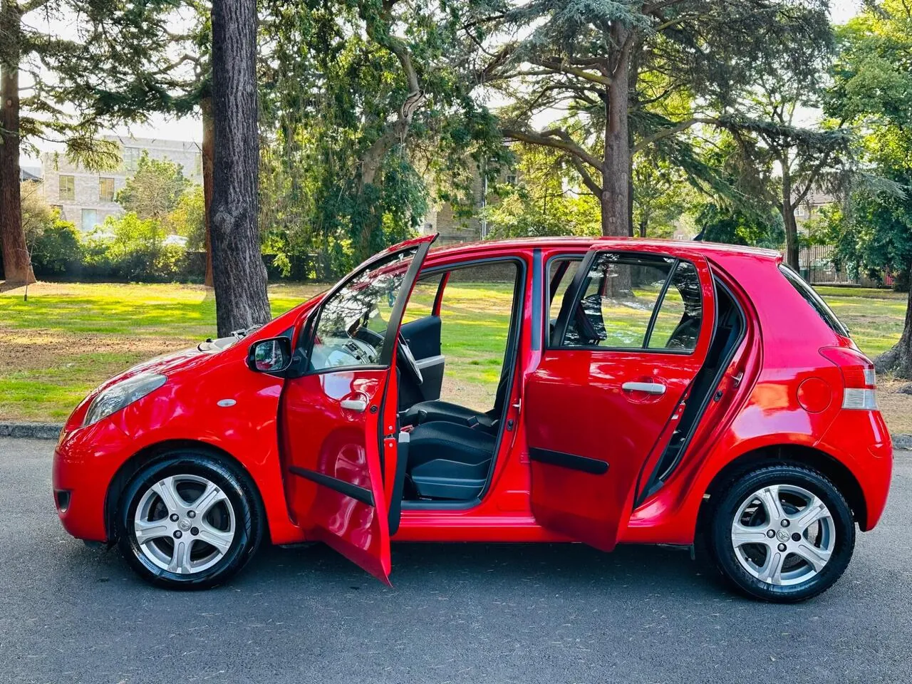 Toyota Yaris 2010 photo 2