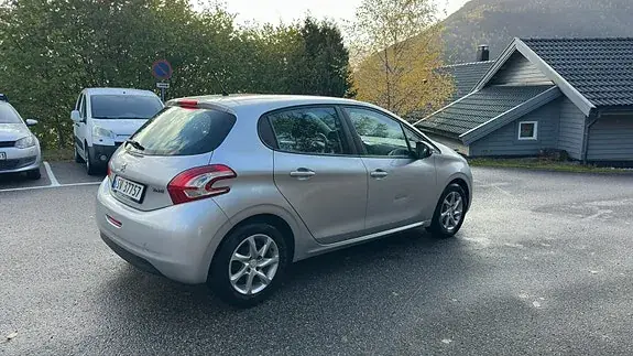 Peugeot 208 2013 photo 3