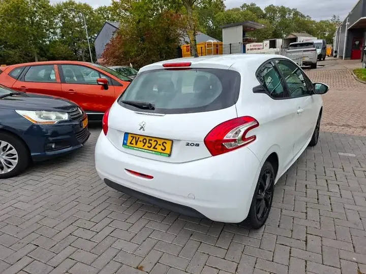 Peugeot 208 2012 photo 3