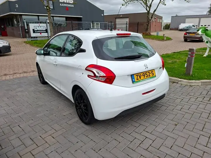 Peugeot 208 2012 photo 4