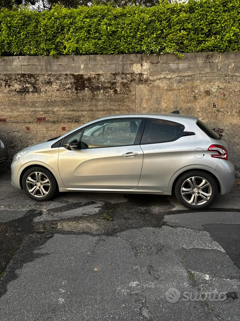 Peugeot 208 2013 photo 2