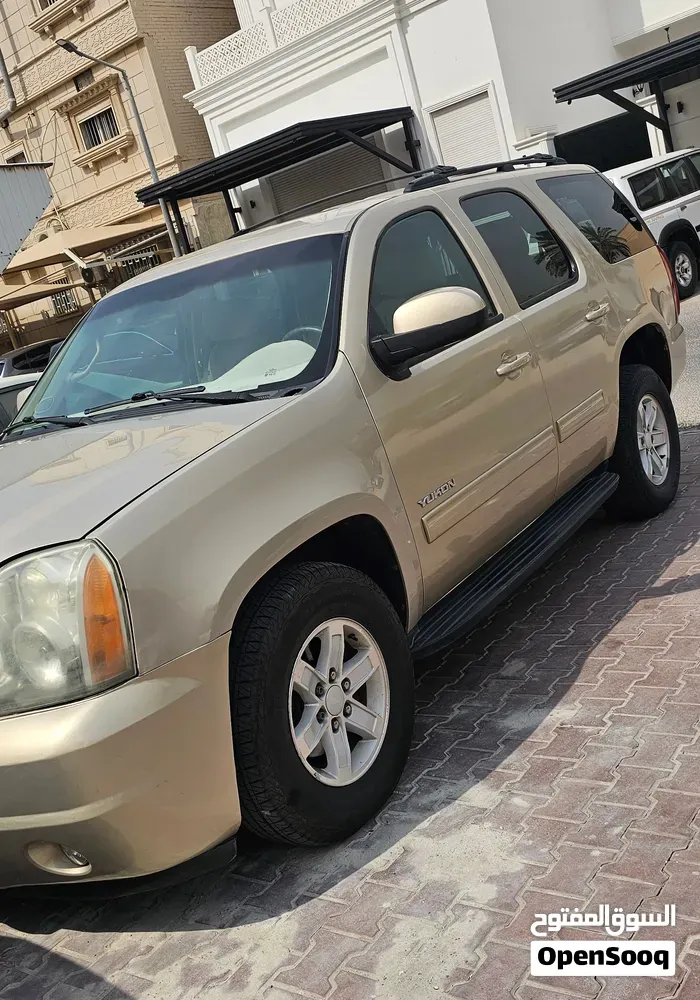 GMC Yukon 2012 photo 2