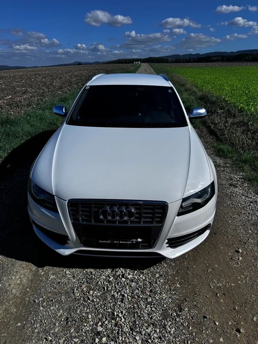 Audi A4 2011 photo 2