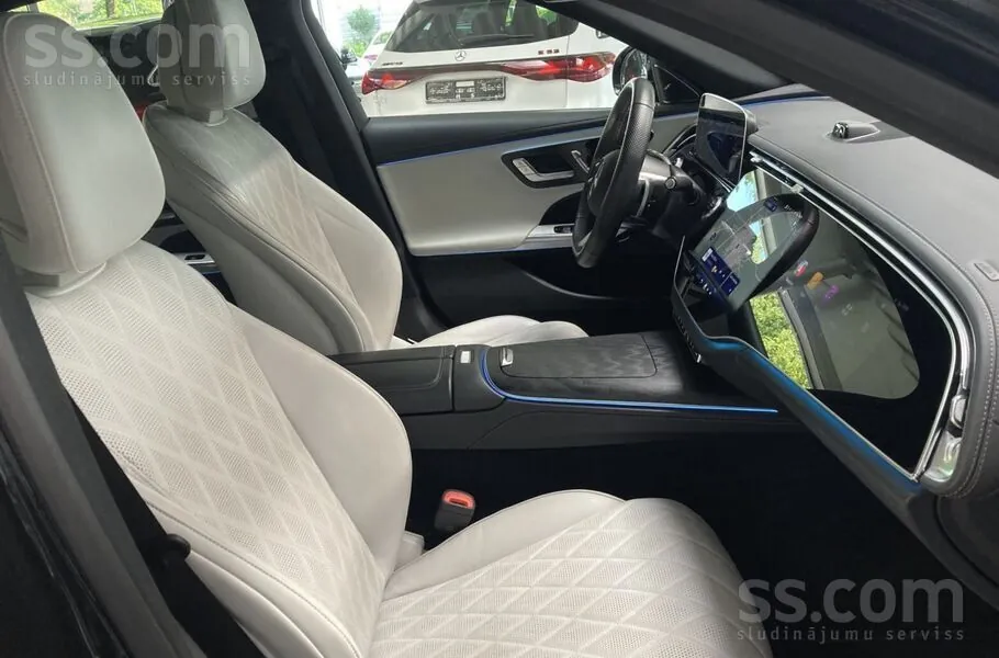 Mercedes-Benz E300 2025 photo 3