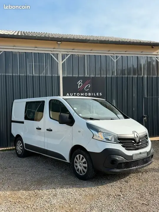 Renault Trafic 2015 photo 2