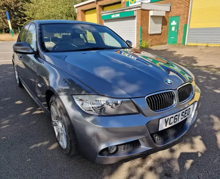 BMW 3 Series 2011 photo 2