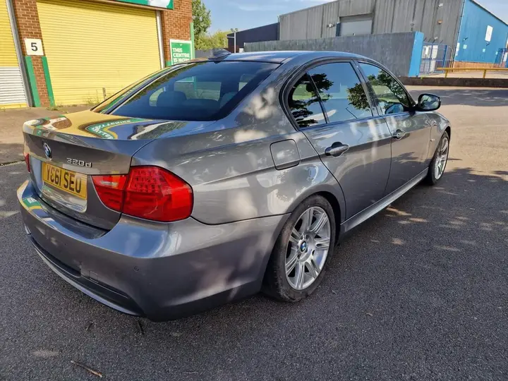 BMW 3 Series 2011 photo 3
