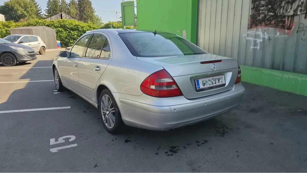Mercedes-Benz E-Class 2005 photo 2