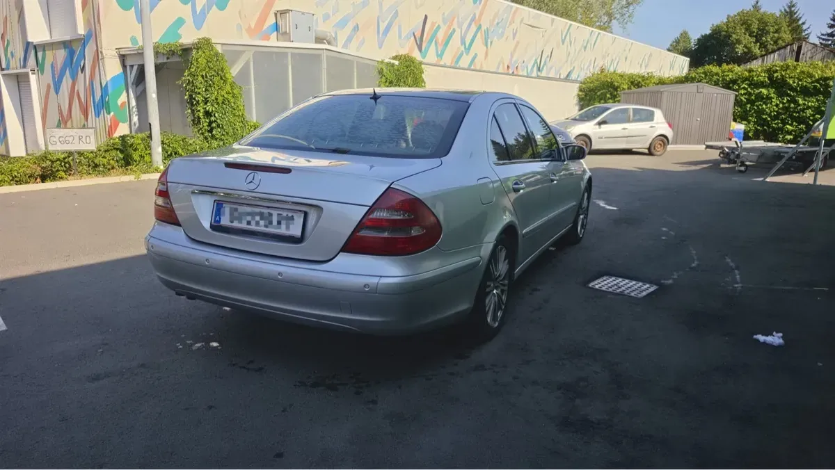 Mercedes-Benz E-Class 2005 photo 3
