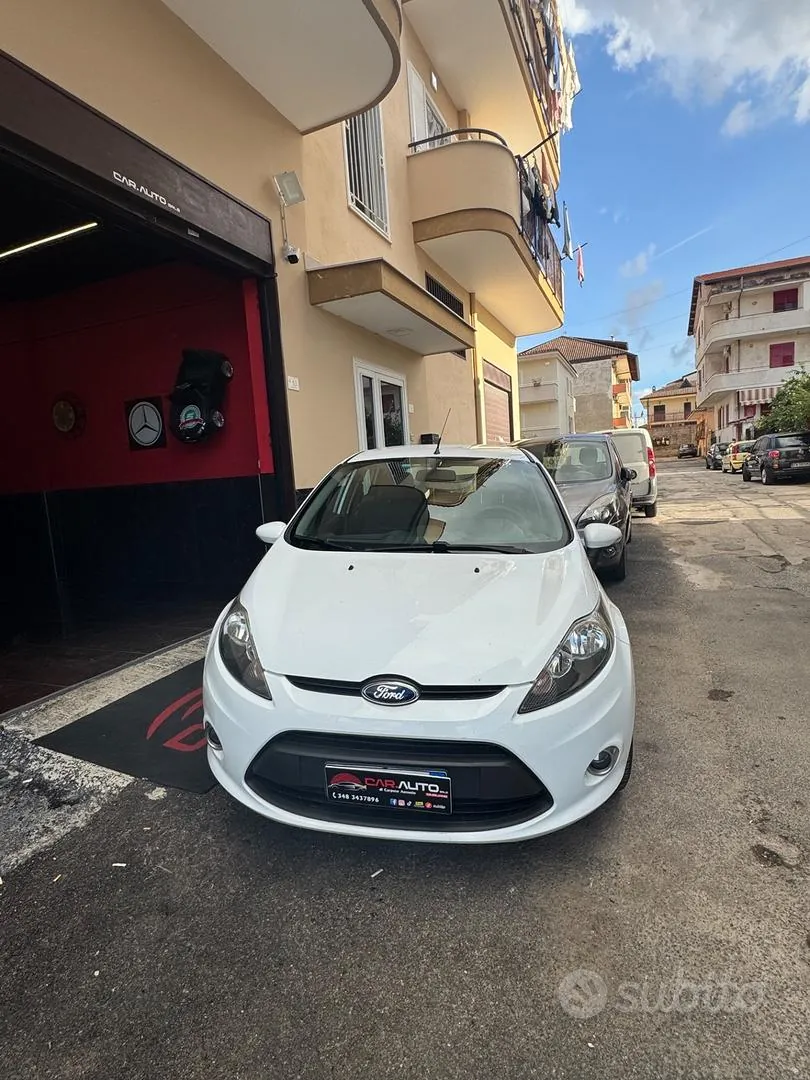 Ford Fiesta 2011 photo 2