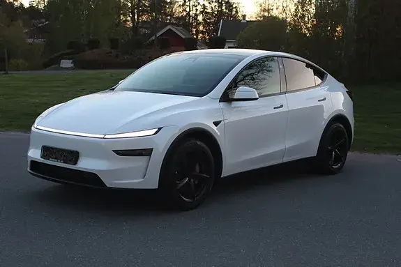 Tesla Model Y 2026 photo 2