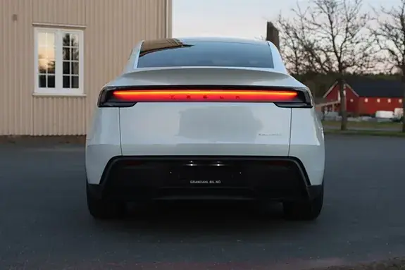 Tesla Model Y 2026 photo 5