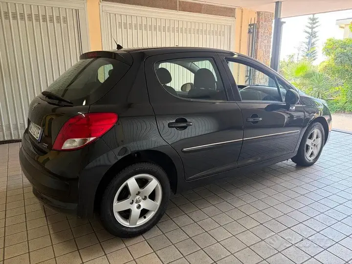 Peugeot 207 2011 photo 5