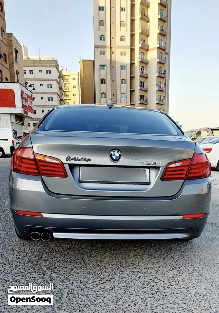 BMW 5 Series 2011 photo 2