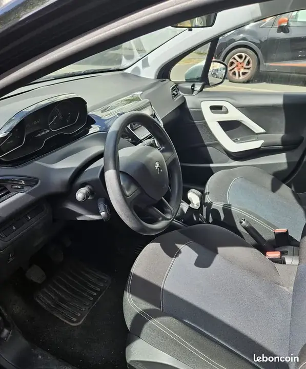 Peugeot 208 2019 photo 3