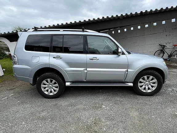 Mitsubishi Pajero 2011 photo 2