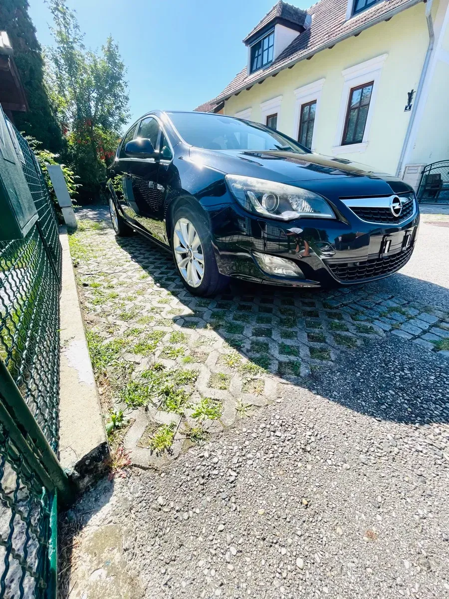 Opel Astra 2011 photo 3
