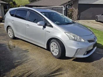 Toyota Prius Alpha 2013 photo 5
