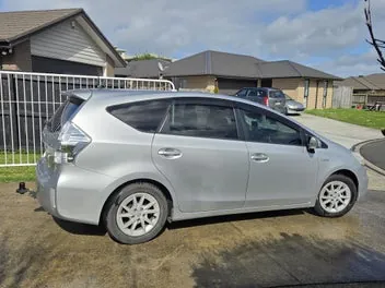 Toyota Prius Alpha 2013 photo 2