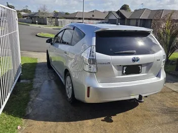 Toyota Prius Alpha 2013 photo 4