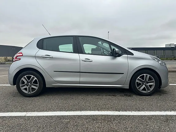 Peugeot 208 2014 photo 4