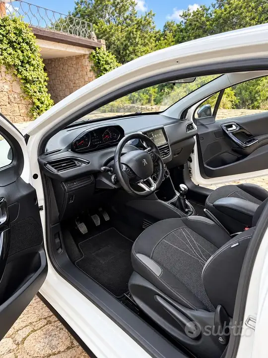 Peugeot 208 2013 photo 2
