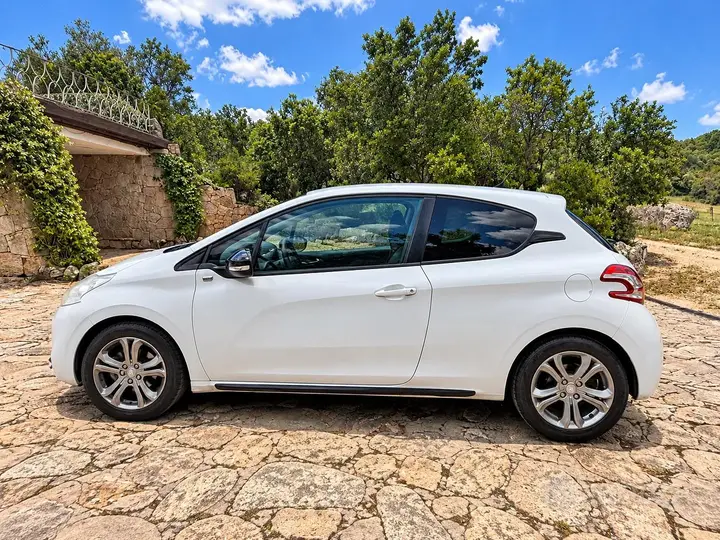 Peugeot 208 2013 photo 3