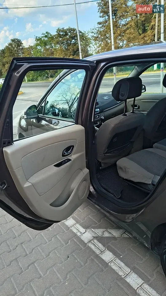 Renault Grand Scenic 2011 photo 4