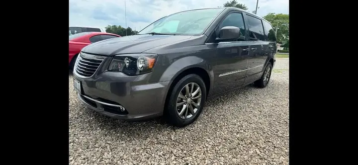 Chrysler Town & Country 2015 photo 2