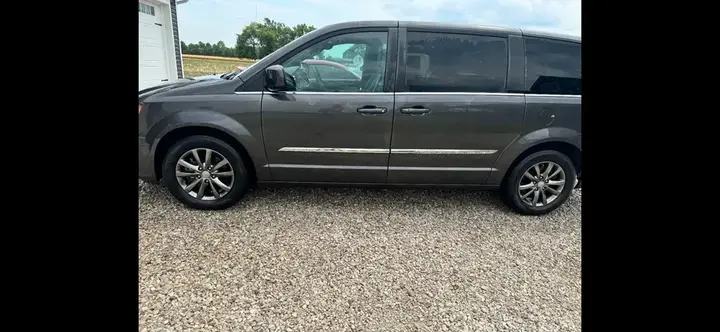 Chrysler Town & Country 2015 photo 3