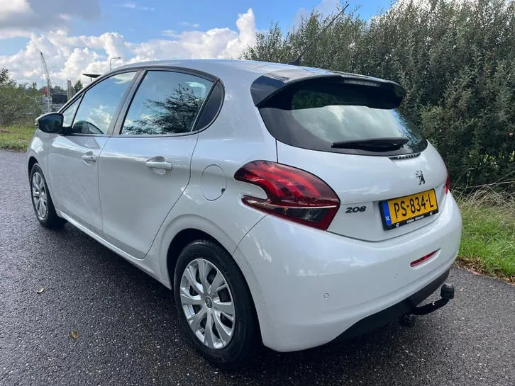Peugeot 208 2017 photo 3